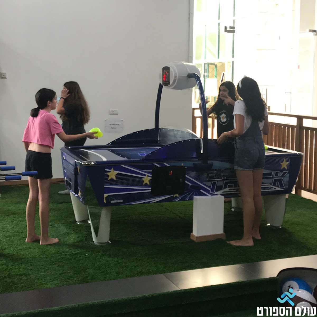 ילדות משחקות הוקי אויר במסיבת יום הולדת לילדים