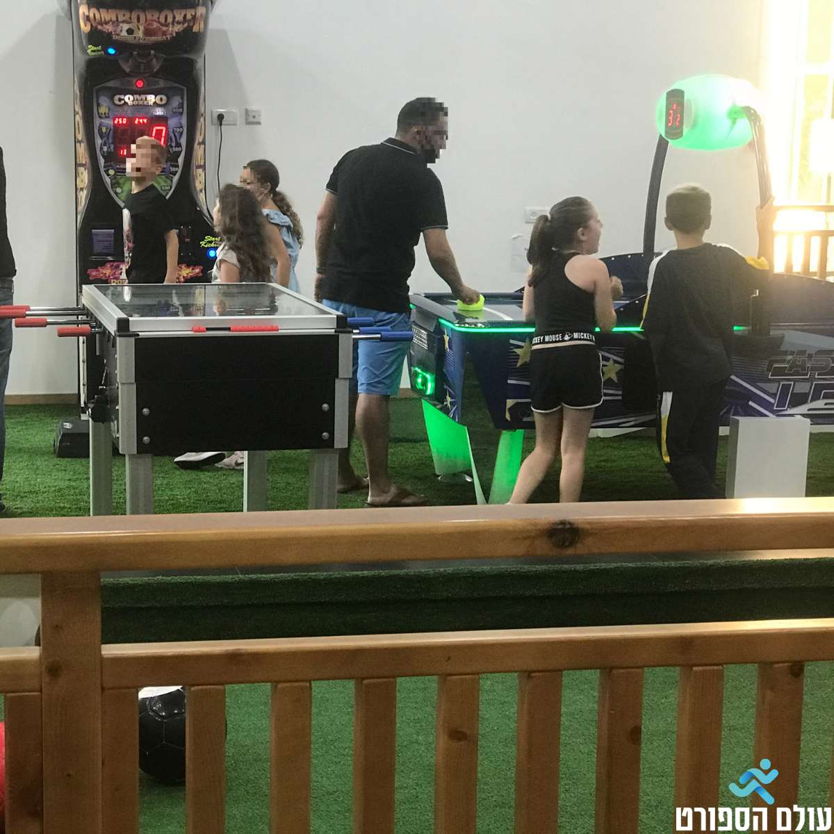 ילדים משחקים במתקני ספורט ביום הולדת